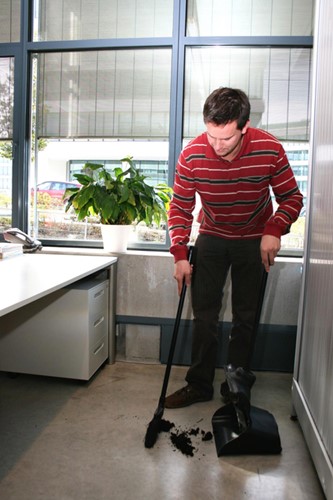 Handveger Rubbermaid Executive Lobby Broom met lange steel zwart-2