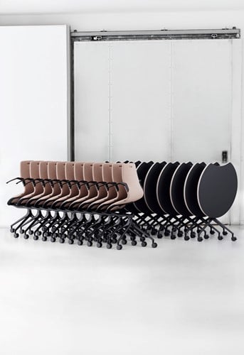 HOWE AS100 stoelen en AS400 tafels ingeklapt