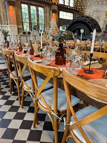 VEBA Crossback lichtbruin aan tafel